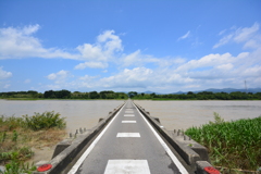 ダム放流中の吉野川の潜水橋