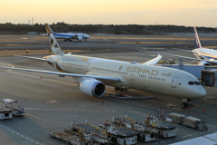 成田空港の夕焼けとエティハド航空