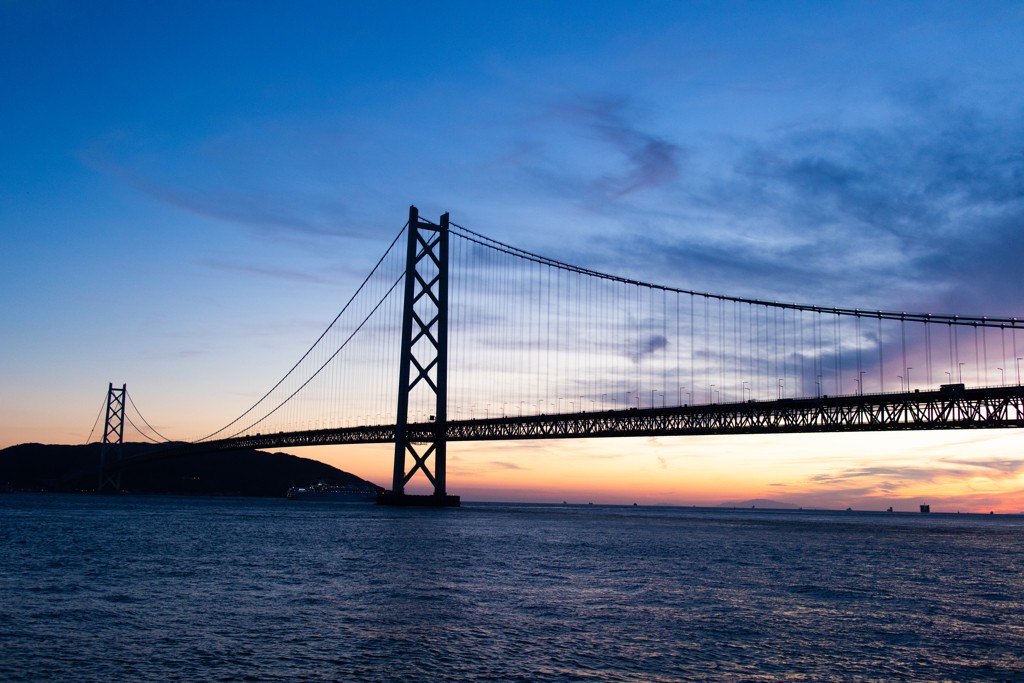 夕暮れの明石海峡大橋