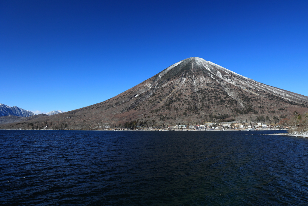 冬の男体山