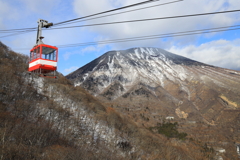 男体山とロープウェイ