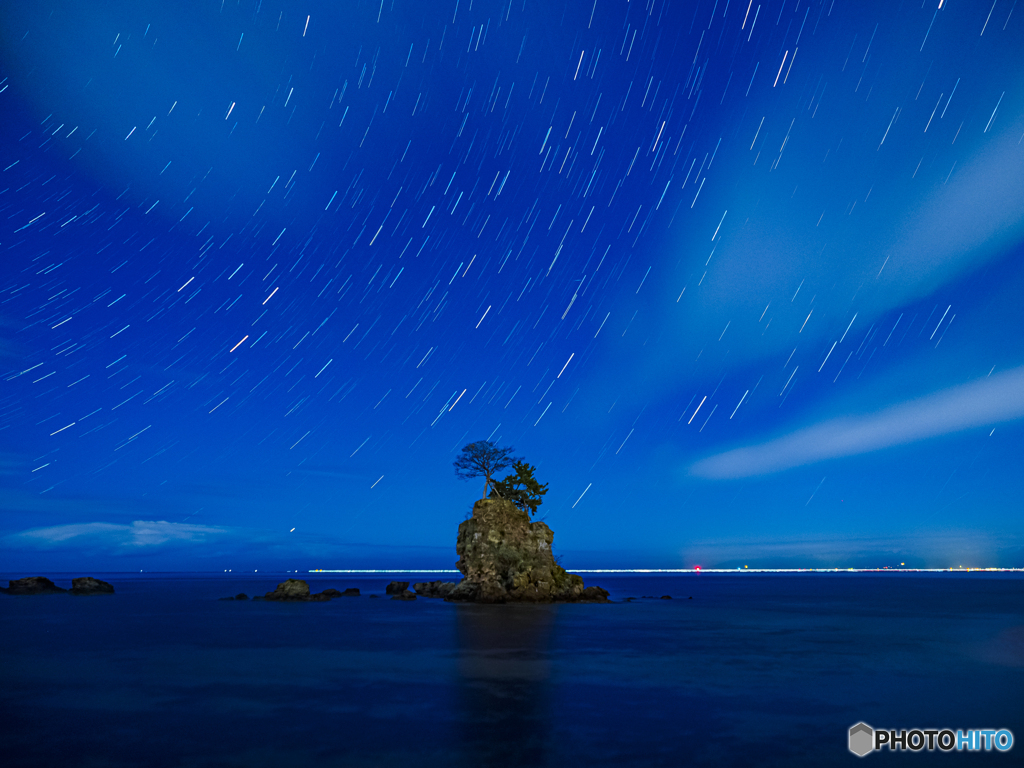 女岩と星の軌跡