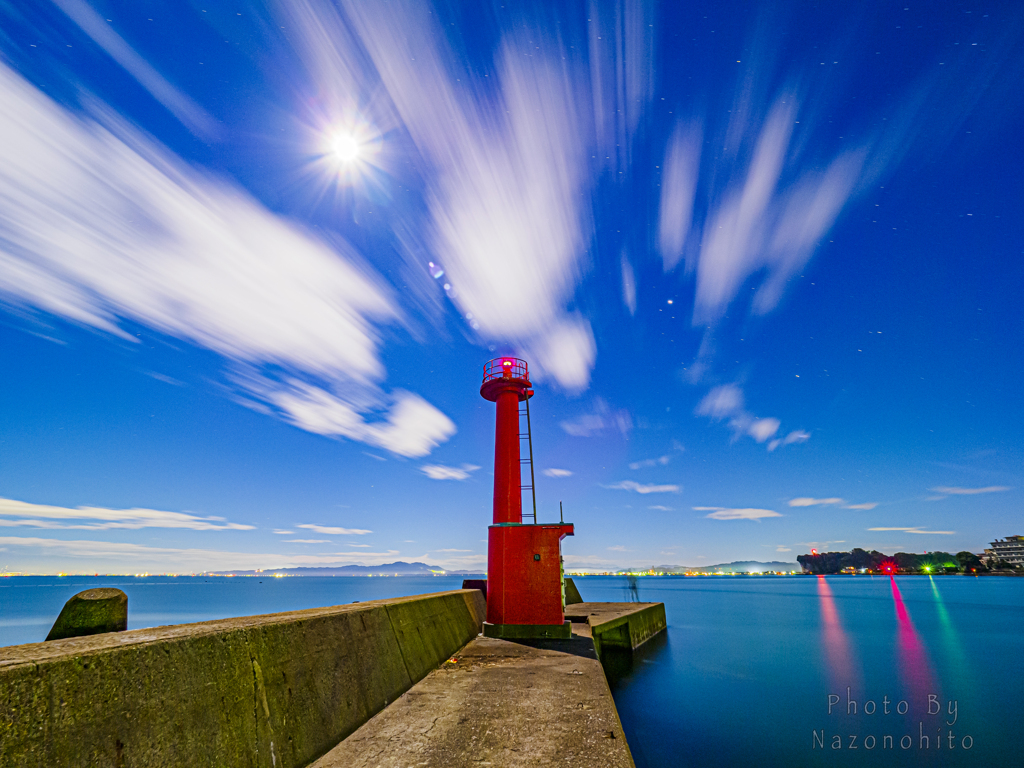 中秋の名月と赤灯台