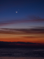 東の空に昇る金星と有明の月
