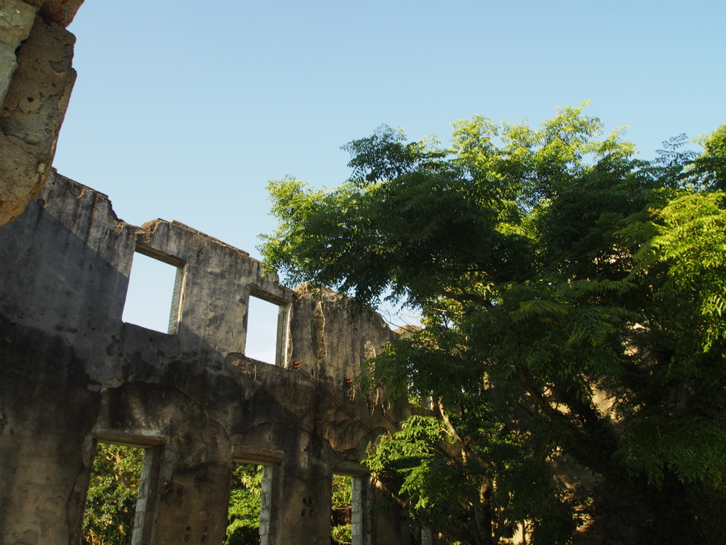 魚雷発射試験場跡　崩れた屋根