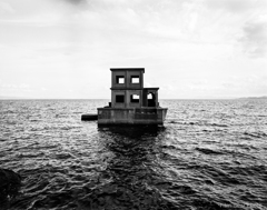 海上の廃墟