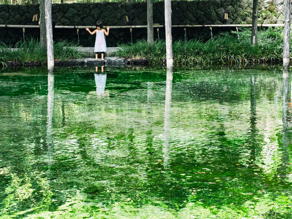 湧き水に映った自分と遊ぶ