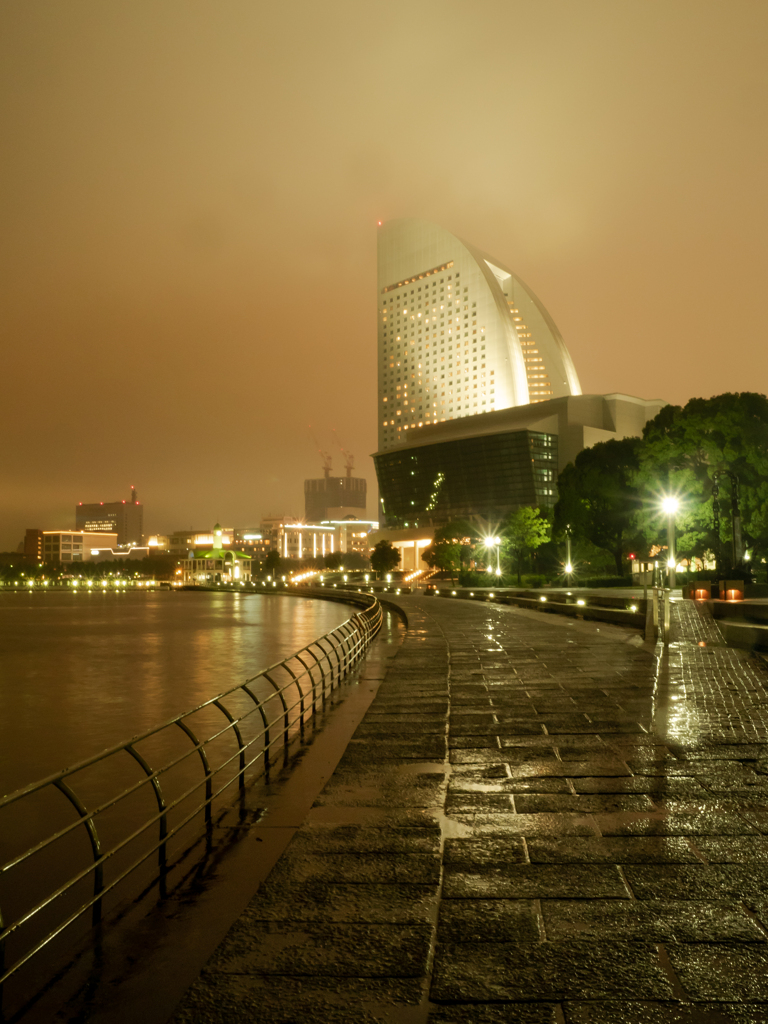 霞み濡れる港街