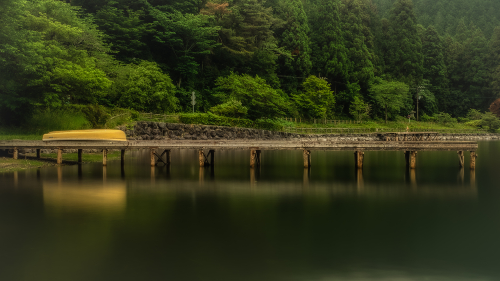 梅雨時の湖畔