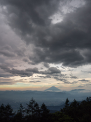 富士に続く雲り空