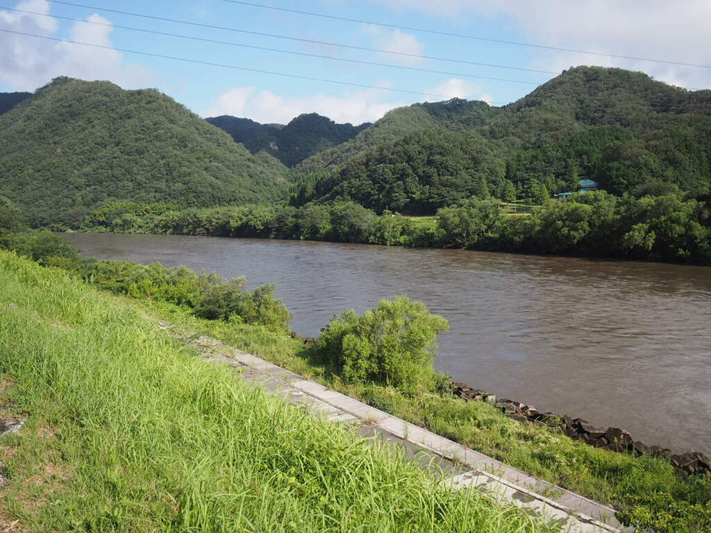 三江線石見簗瀬駅付近の江川