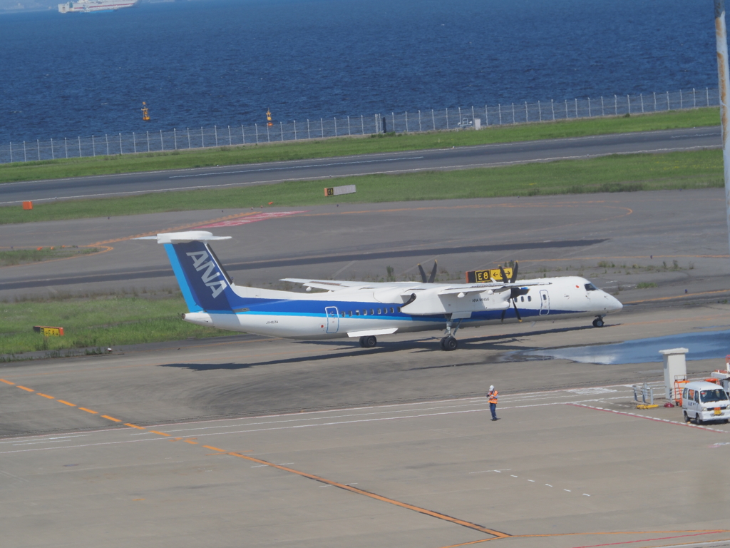 羽田空港でプロペラ機