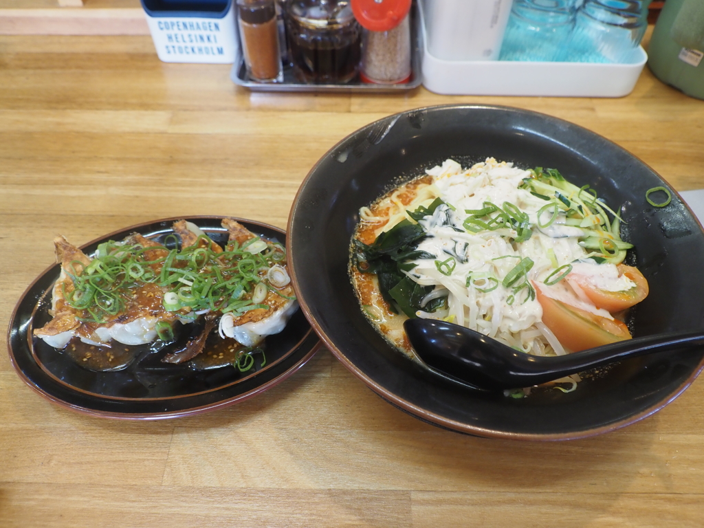ごま坦々冷やし中華と味噌ダレ餃子