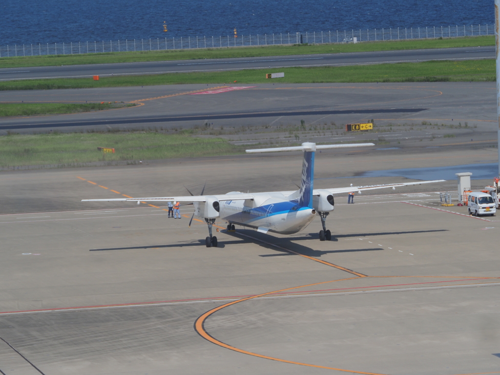 羽田空港でプロペラ機