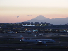 羽田空港第１ターミナルからの富士山