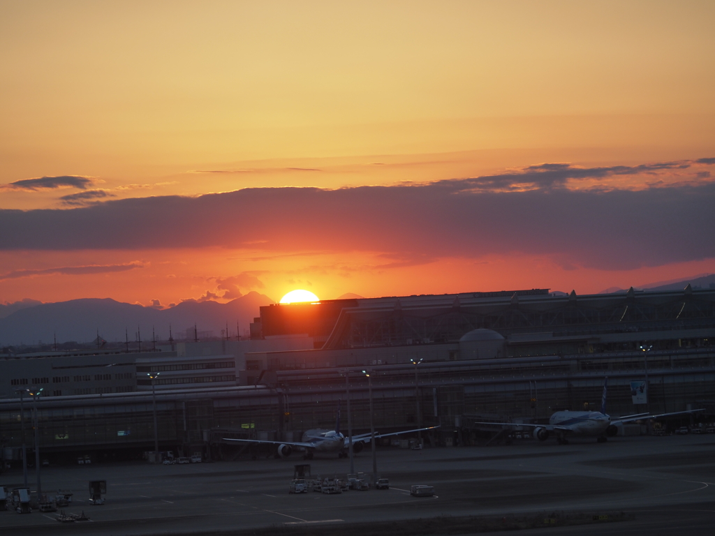羽田空港の夕陽