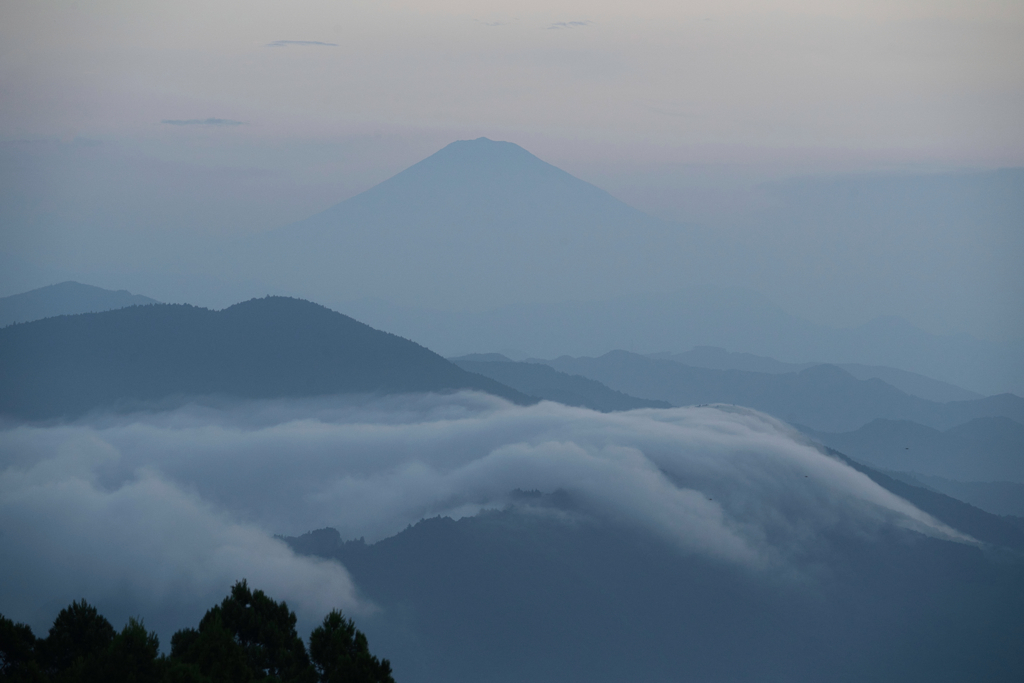 霞む山