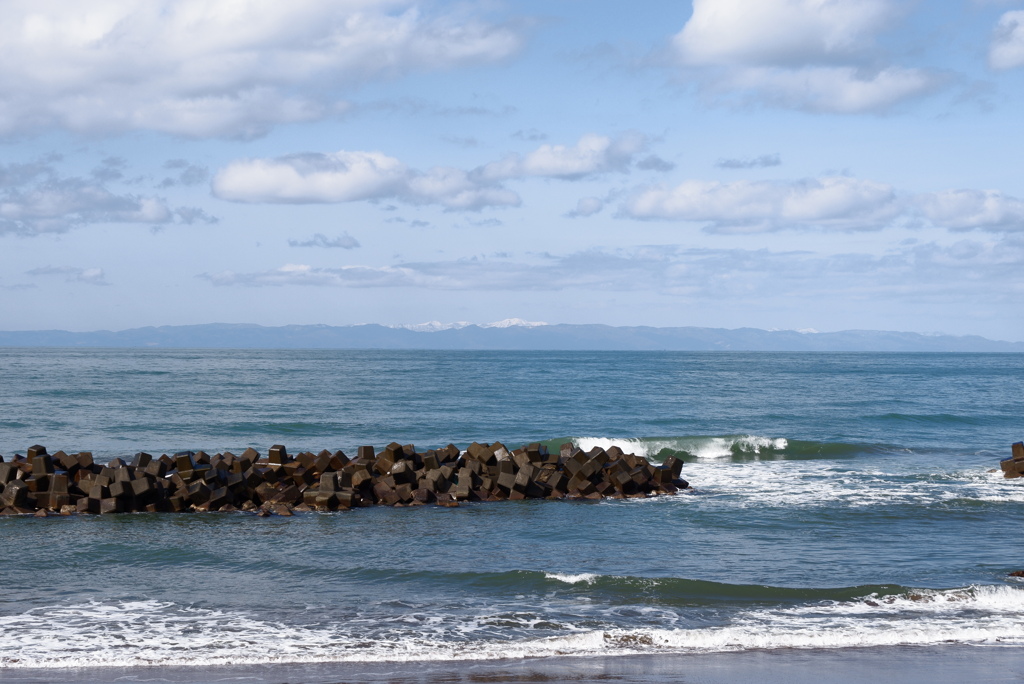 冬晴れの日本海と佐渡島