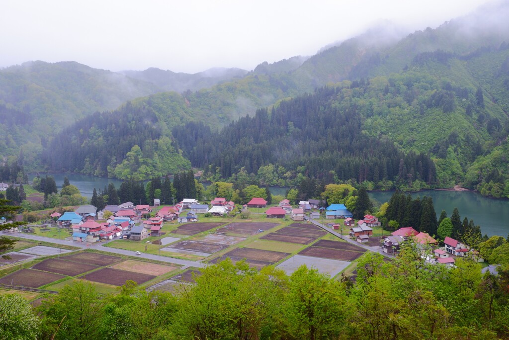 雨上がりの集落