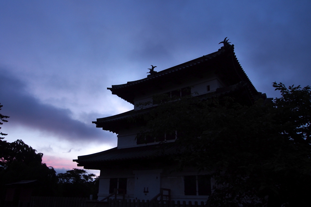 夜明け前　弘前城