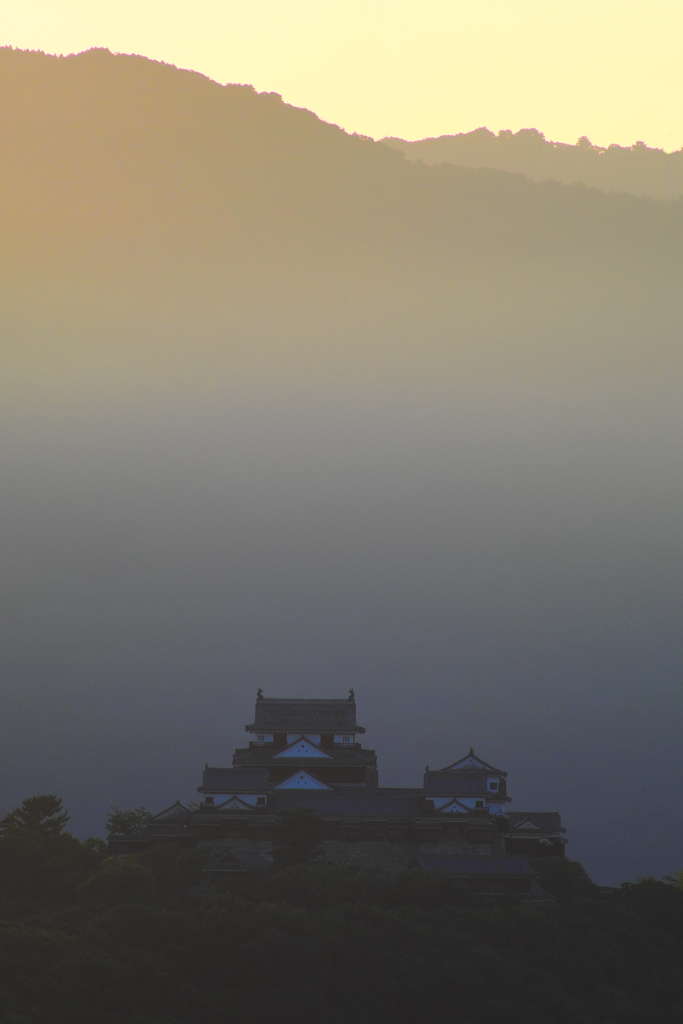 朝一番　松山城天守