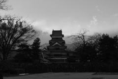 寒風に身を縮める　松本城