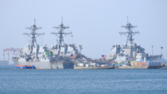 横須賀港に停泊するアメリカ海軍の艦船