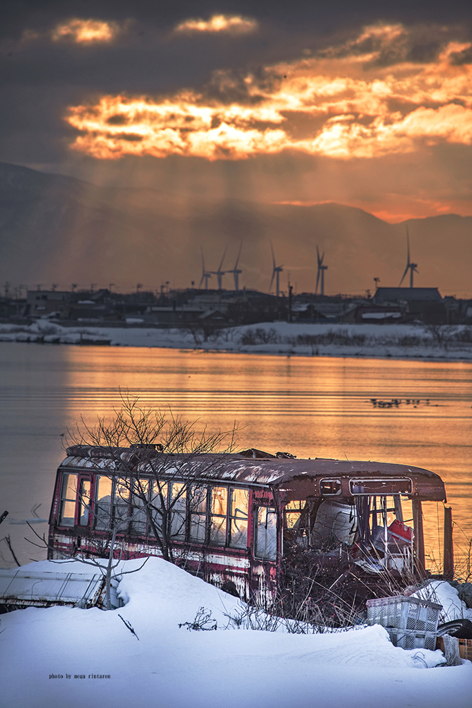 北海道　冬に撮った写真④　石狩市・廃バスの夕景2025②