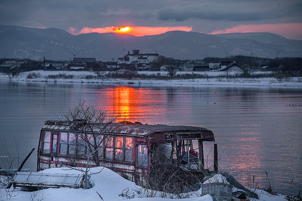 北海道　冬に撮った写真②　石狩市・廃バスの夕景2025