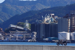 工場とバイク