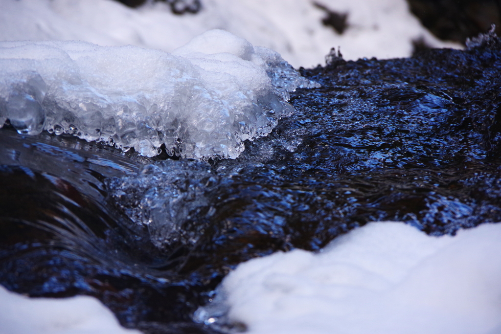 凍てつく渓流