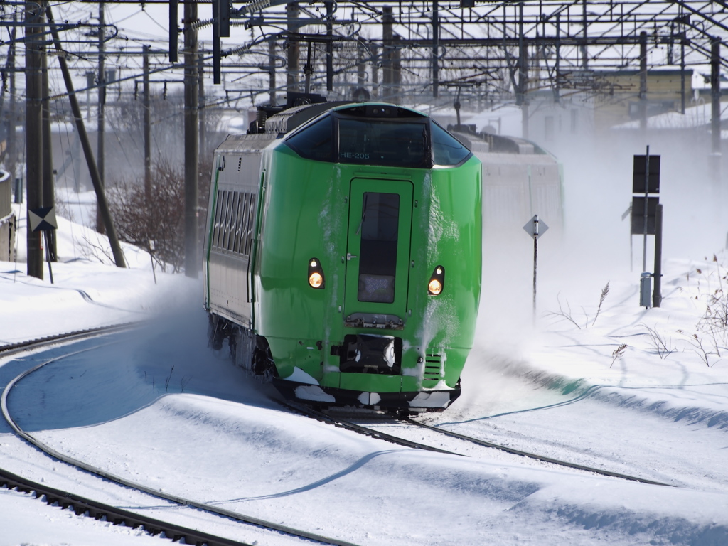 粉雪飛ばしながら