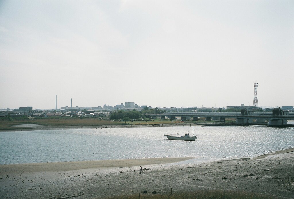 川沿いにて