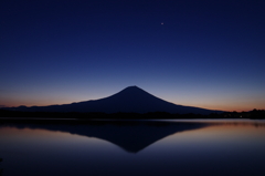夜明け前の金星とともに