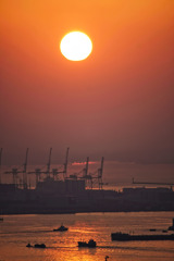 神戸港、朝焼けに染まる
