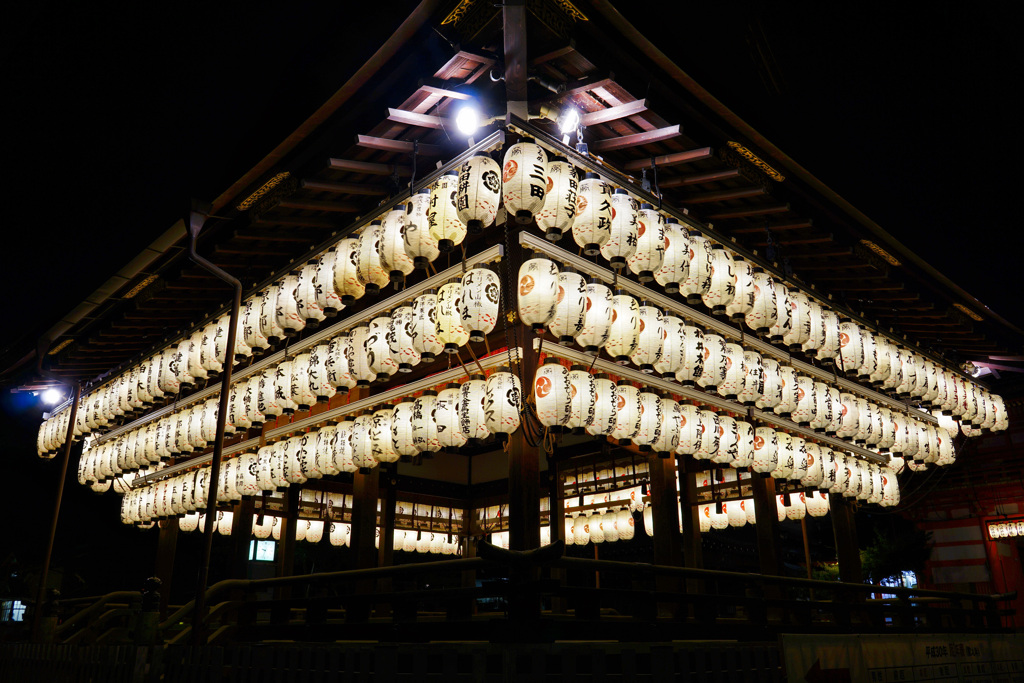 八坂神社　境内にて