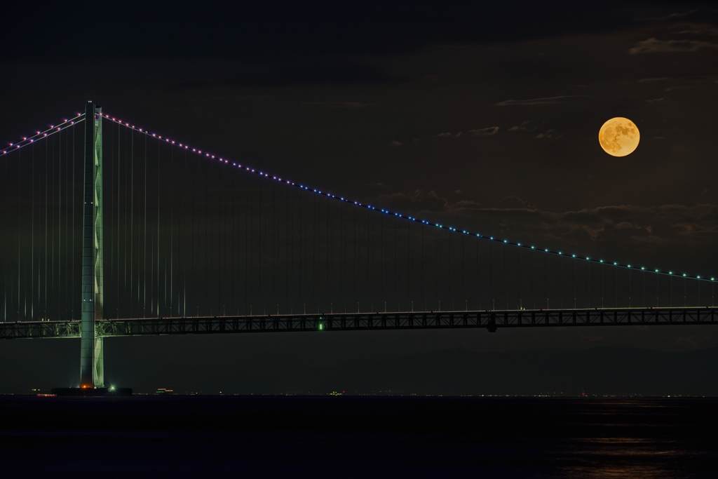 満月と明石海峡大橋