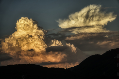 夕焼けに染まる入道雲