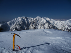 雪の谷川岳とピッケル  2021