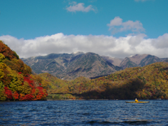 紅葉の中禅寺湖カヤックと日光白根山系