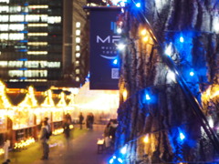 青い蛍に光の街