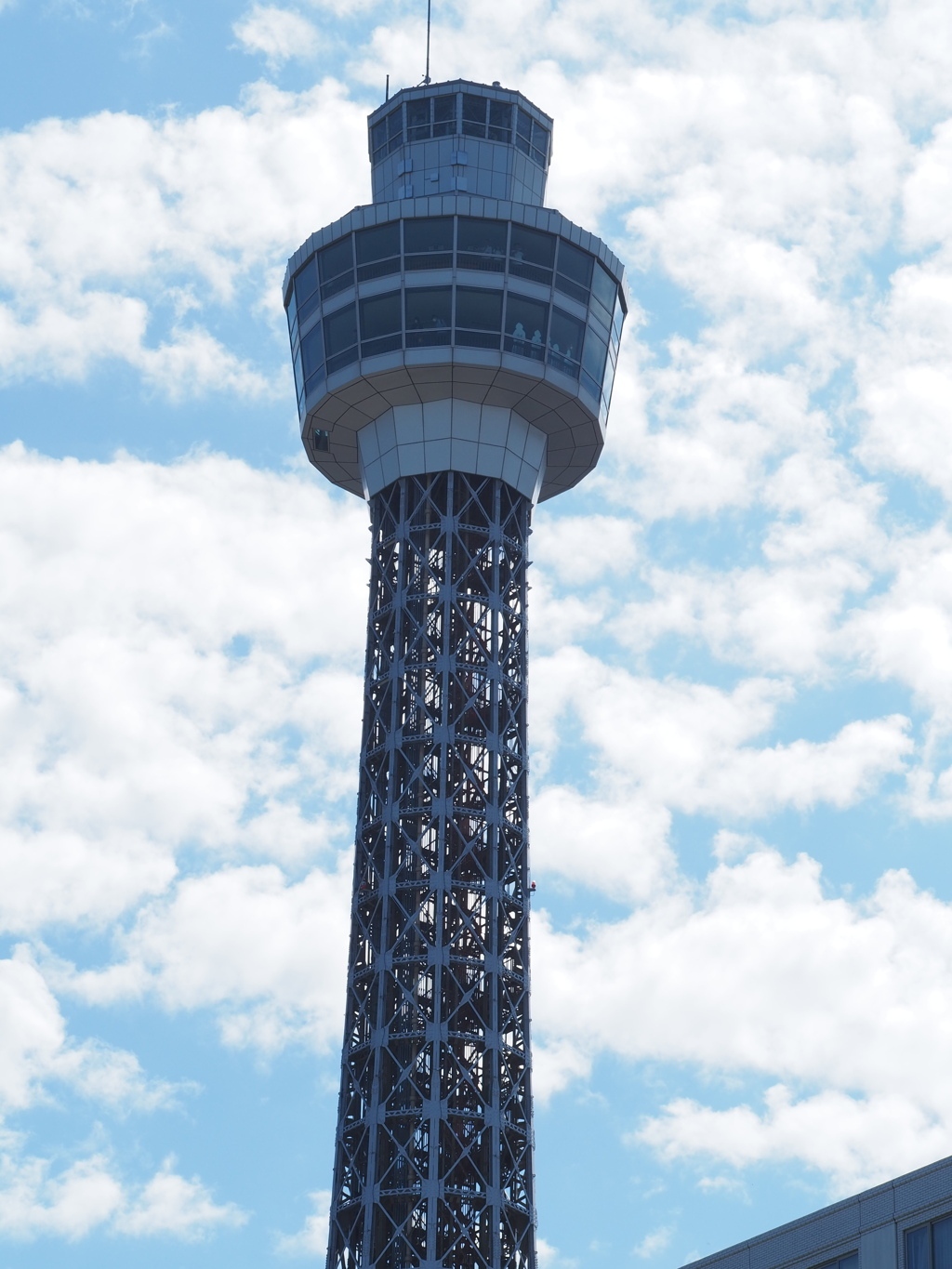 マリンタワーと秋空
