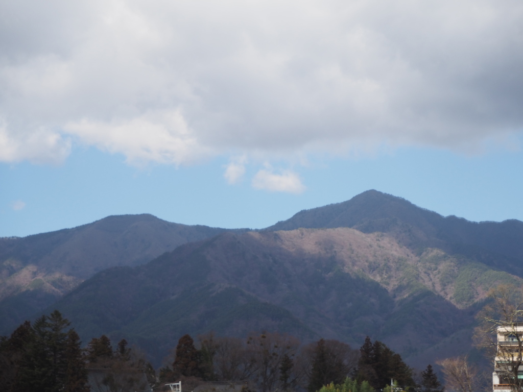山並みと雲空に挟まれた青空