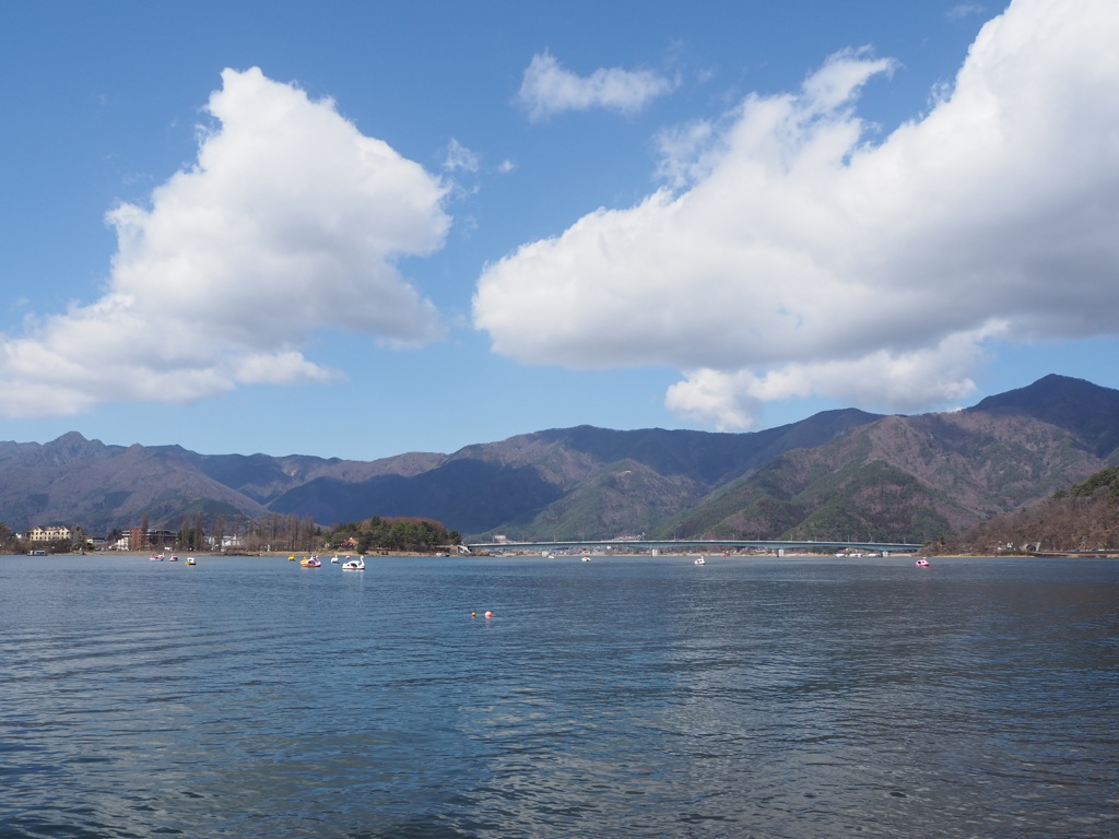 河口湖と空