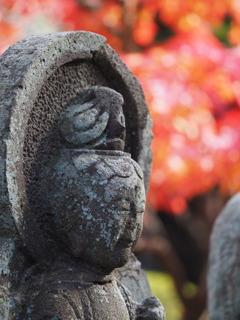 紅葉背負ったお地蔵さん