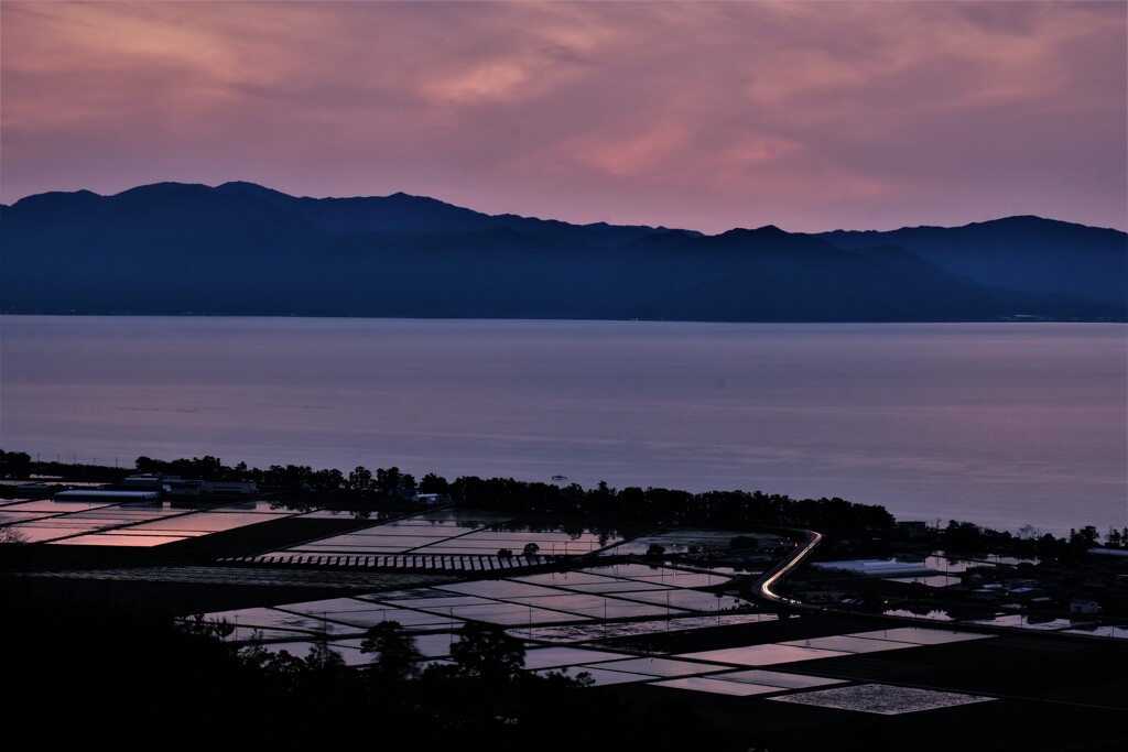 夕暮れの湖辺代田