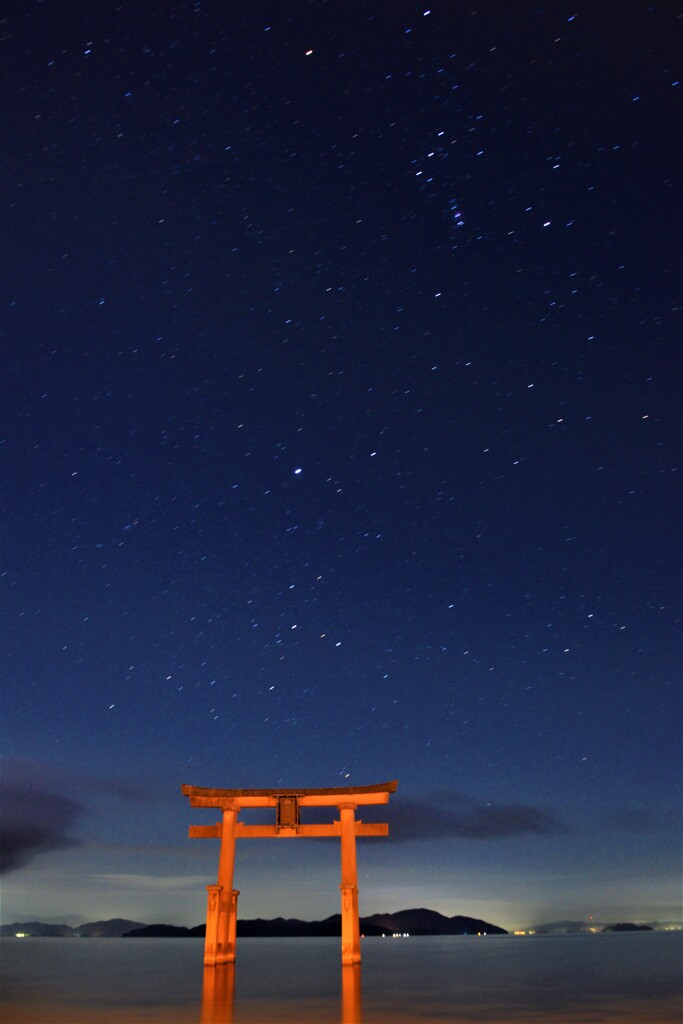 星夜の湖中鳥居