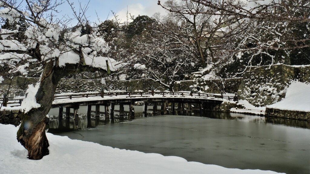 彦根城大手門橋雪景色