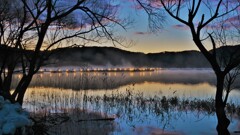 夜明けの余呉湖