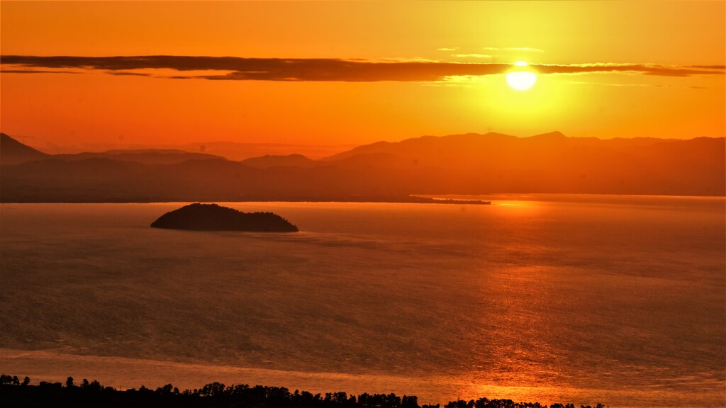晩秋の奥琵琶湖の朝日　５